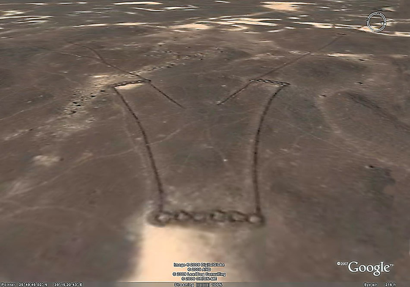 Illustration for article titled Google Earth Reveals Strange Nazca-Like Ruins in Saudi Arabia